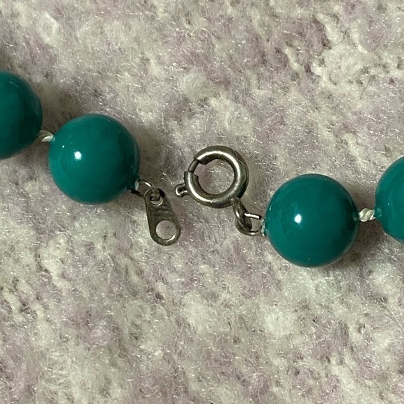 VINTAGE Green Plastic Bead Fashion Necklace, 18 inches - Picture 3 of 6